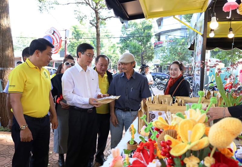 Bí thư Tỉnh ủy Nguyễn Đình Trung và các đại biểu tham quan mua sắm sản phẩm nông sản tiêu biểu